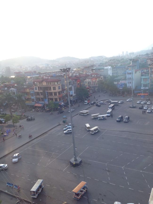 そのままハノイの夜行バスに乗るため<br />16時にラオカイに降ろされる<br />バスは18時発だが聞いたら19時になるという<br />3時間も何処に居ようと悩む猛暑、風がなく外のカフェは地獄だけど、何処もオープンエアー