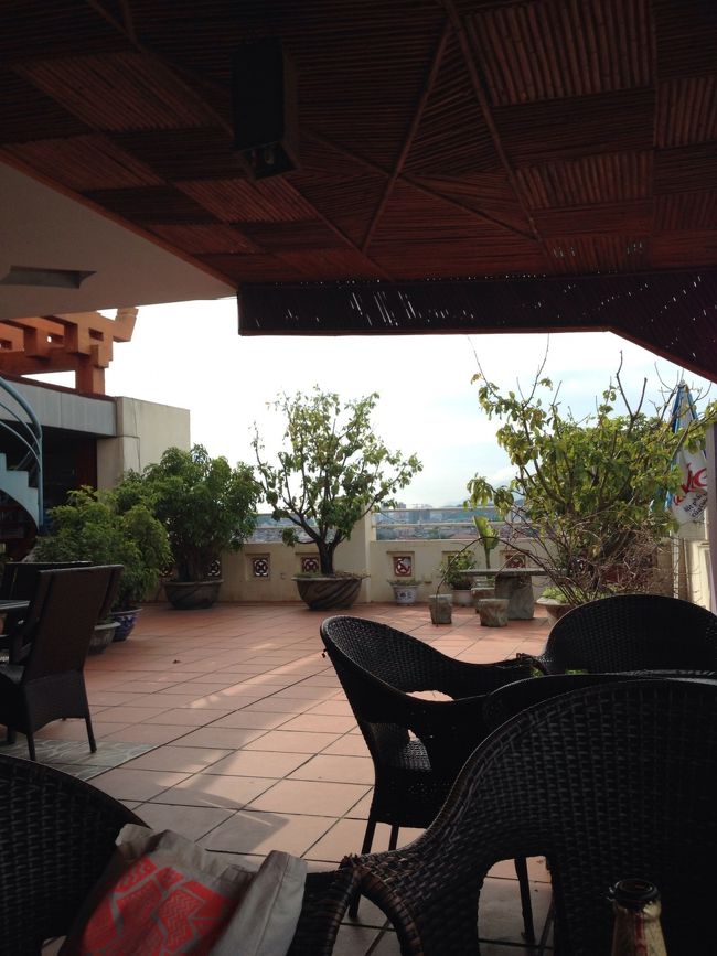 駅前に大きいホテルを発見！この中の快適な施設を探そうと上にあがると、屋上カフェが！風も吹いていて、なんとか過ごせそう