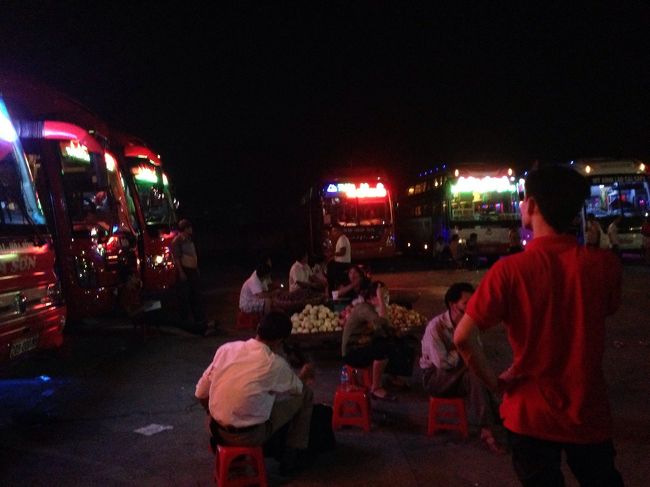 テラスで駐在日本人のおじさんが声を掛けてきた。ラオカイで日本人に会うのが珍しいらしい<br />持て余した時間、ビールを飲みながらこの辺のことを色々聞けて良かった。さらにバス停がよくわからなかったので連れてってくれた上、バスが結局21時まで来なくて不安になる中一緒に待ってくれたりと、親切にしていただいた。ラオカイはヒマ過ぎておじさんも時間を持て余していたらしい。