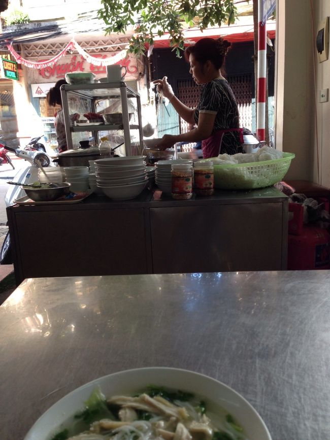 朝5時前にハノイに到着<br />ホテルが開いていなかったが無理矢理開けてもらい、ロビーのソファでうたた寝してたら、空いてる部屋で休んでいいよと通してくれたりと親切な受付くん