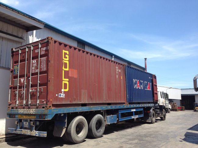 この日も仕事関係の人に相手してもらった。うちの商品がコンテナに積み込まれているレアな現場に遭遇！<br />ベトナムはお盆休みなく働いていました