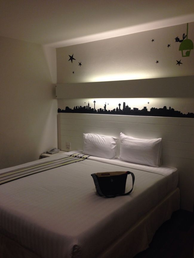 翌朝早い飛行機で日本に戻るので、空港近くのホテルを適当に直前予約。<br />すると2000円くらいなのに、空港まで往復送迎つきだわ、何かと親切で、部屋も可愛くてキレイ！フェニックスホテルという名前でした