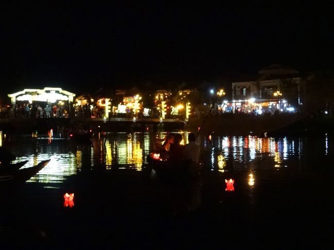 今度は、川沿いを西に向かって歩きます。<br />ランタンがロウソクの灯りを照らしながらゆっくり流れてゆきます。