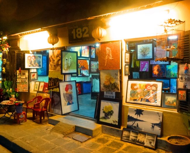 来遠橋そばの絵画店。