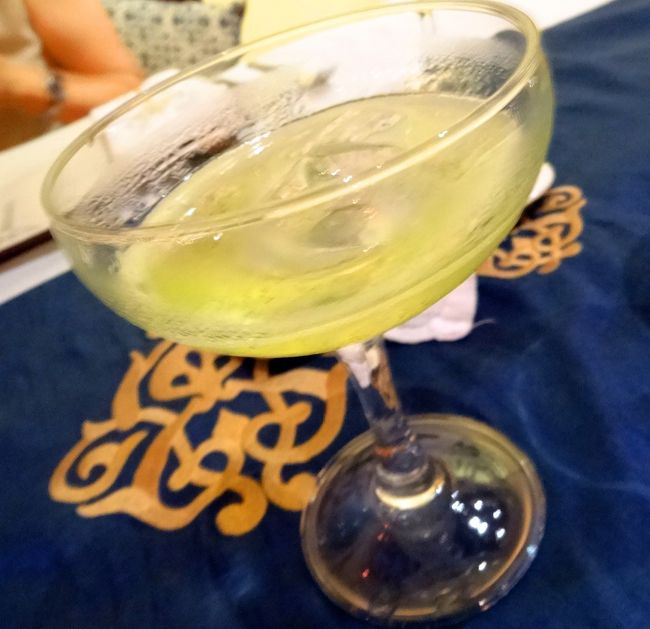 ８時なのに店内は満席。<br />食前酒がでてきます。