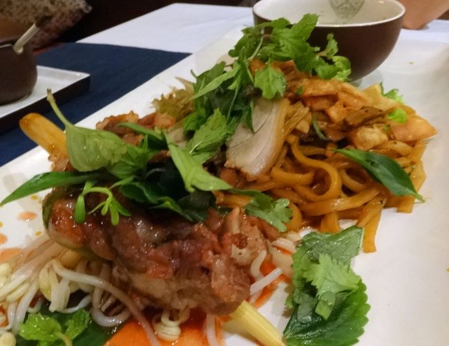 カオラウ ／ Cao Lau　注文したんですけど、何か違うもの来ちゃってます。<br />オーダーの仕方が悪かったか。<br />でも、これはこれで美味しい。