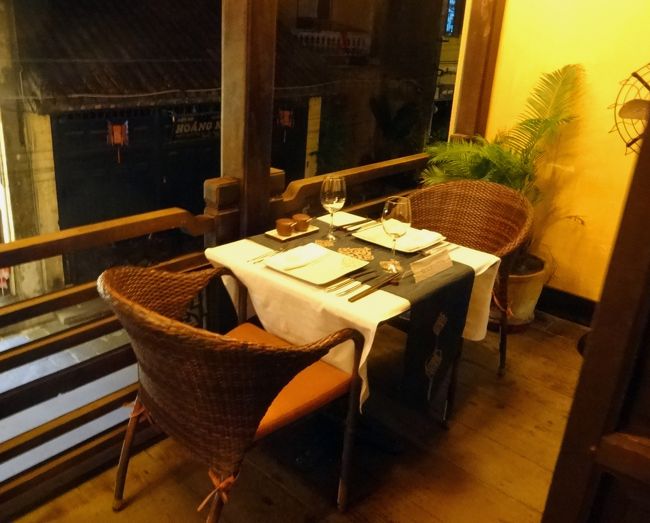 外の席が空いたので、パチリ。<br />この席良いなー。<br />ご馳走さまでした。<br />その他、紅茶とか、ジュースを頼んで、5％サービス料、TAX10％<br />総額　843，150ﾄﾞﾝでした。<br />ホイヤンでは、高級なお店の金額なのでしょう。<br />雰囲気、料理の味も良かったので満足でした。