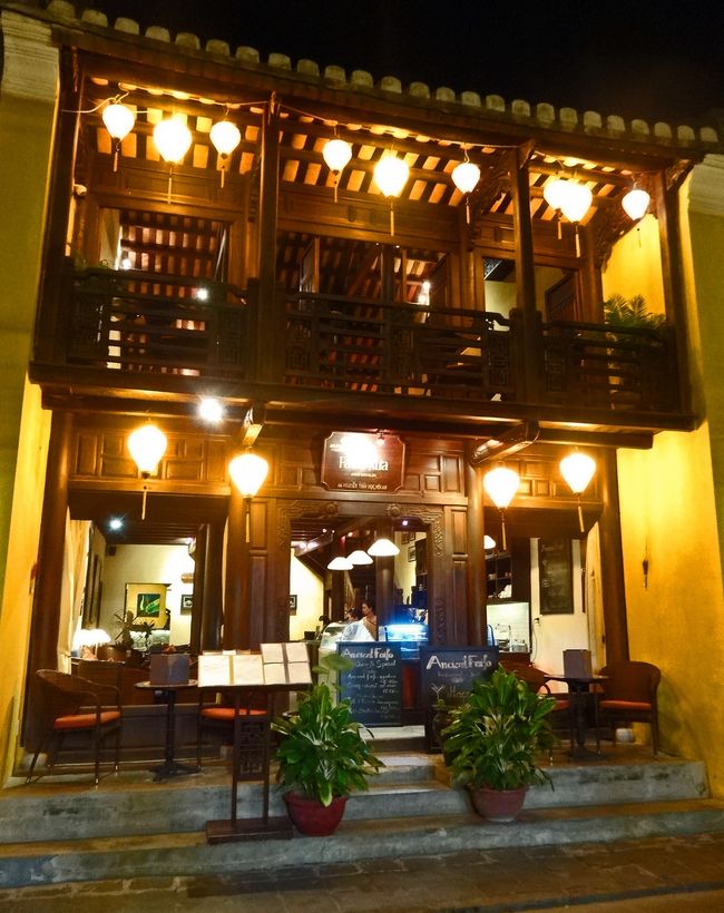 そろそろ夕食の予約時間です。<br />ホイヤンの夕食は、ベトナムスケッチのこちらの掲載記事をみて、ここに決めました。ホテルを出発前にレセプションで予約をお願いしました。<br />http://www.vietnam-sketch.com/2013041719874<br /><br />エインシェントファイフォー（Ancient Faifo）<br />お店HP　http://www.ancientfaifo.com.vn/