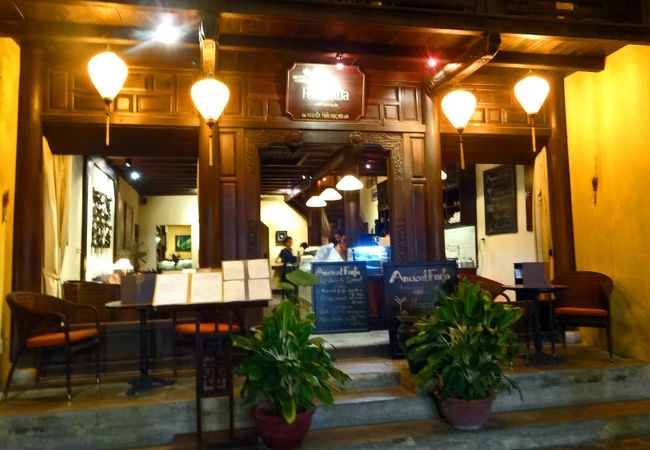 築160年の旧家屋を改装した、ベトナム料理のお店。<br />１階がバーになっており、食事は２階へ。