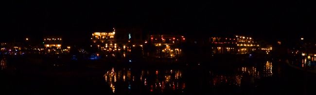 川沿いの夜景。