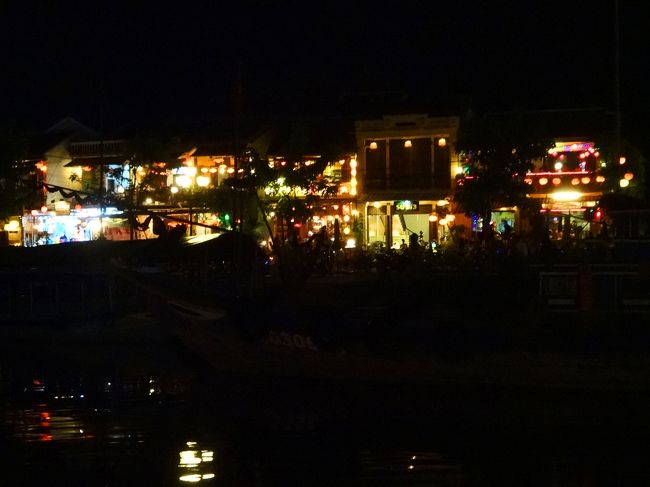 18：30発のホテルのシャトルバスで40分。ホイヤンに到着です。<br />川の南側のメインの橋から500ｍぐらいのところでバスを降り、川沿いを東に向かって歩きます。