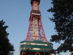 次に歩いて大通り公園へ。
さっぽろテレビ塔！展望台には登らなかったけど下でテレビ塔のグッズも売っていたりしました。
8月のこの時期は夜になると怪談ライブのイベントがあるらしい！