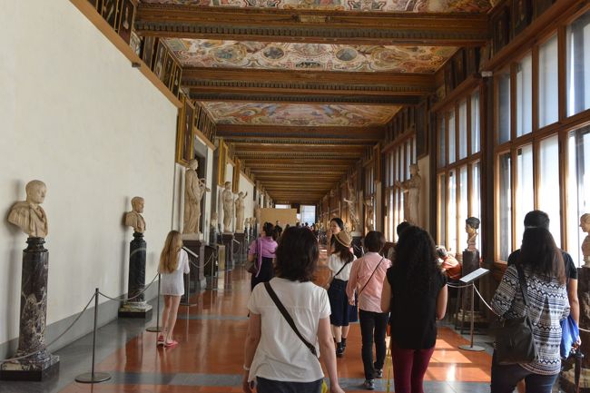 最近、写真撮影がOKになったそうです。<br />重い一眼レフを持ってきて大正解です。<br />但し、撮影はノーフラッシュ。<br /><br />添乗員さんの話では、試行的に許可されたので入場者がルールを守らないと、また撮影禁止になるかもしれません。とのこと。<br /><br />三脚が使えないため、手持ち撮影が可能になるまでカメラのISO感度を上げす。<br /><br />