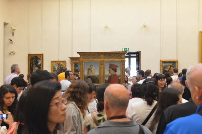 人の多いところは、このとおり画に近付けません。<br /><br />