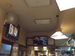 約50分待って、ようやく座れました。
店は4人掛けｘ２、2人掛けｘ１、そしてカウンター3席となっております。