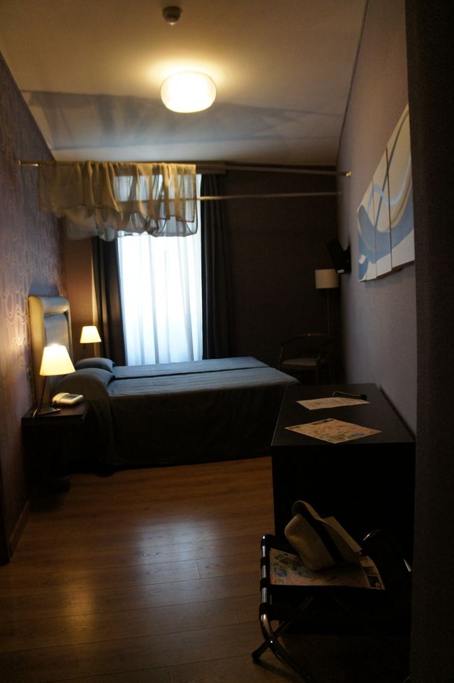 ローマでお世話になったのはセレーネホテル。<br />テルミニ駅から歩いて5分くらいです。<br />さすが都会のホテルで洗練されたスタッフといった感じで、ペラペラと繰り出される英語にちょっとビビりました(笑)