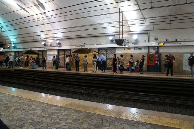 地下鉄テルミニ駅。ローマの滞在も短いので地下鉄を有効に使って観光です。<br /><br />券売機の前にいたら突然、お兄さんに話しかけられて2人分チケット買ってくれないか、と言われました。<br />ローマは治安が悪いとどのガイドブックにも書いてあったので、ものすごく警戒しまくりましたが、どうやら友人から急に電話がかかってきて地下鉄に乗る必要がなくなったとのことだったので、買い取ってあげました。<br /><br />あの時の私は半端なく警戒しまくったすごい顔だったと思います(笑)