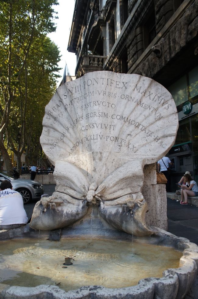 蜂の噴水。<br />バルベリーニの作品だそうです。<br />子供がオモチャを浮かべて遊んでました。