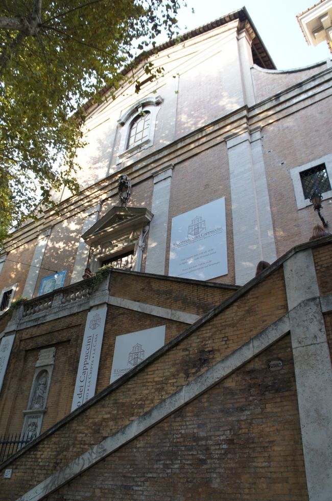 サンタ マリア デッラ コンチェツィオーネ教会。<br />通称、骸骨寺です。カプチン派の教会で、名前の通り骸骨で飾り立てられています。<br />十字架から、燭台まで全て骸骨。骨も余すことなく使われていて驚きです。<br />閉館ははやくう18時には閉まりました。