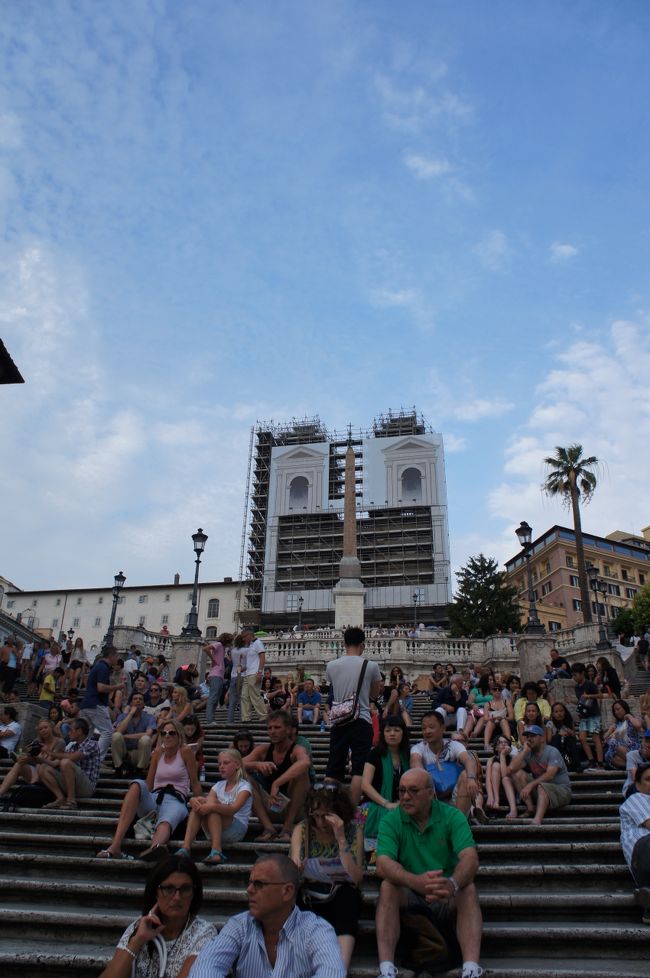 歩いてスペイン階段に移動です。<br />残念ながら、修復中です。<br />非常に残念な絵が掲げられています(笑)<br />人が多く、夏の海水浴場みたいです。。