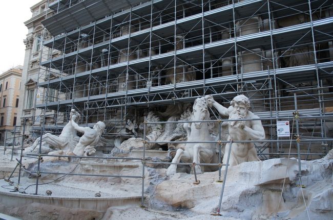 残念な感じのトレビの泉。<br />こちらも修復中です。<br />水は抜かれています。<br />彫刻が近くで見られるのは良かったです。<br />警備の方がおり、人の流れが止まらないように誘導していました。