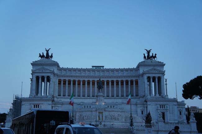 ヴィットーリオ・エマヌエーレ2世記念堂を通過してホテルに帰ります。