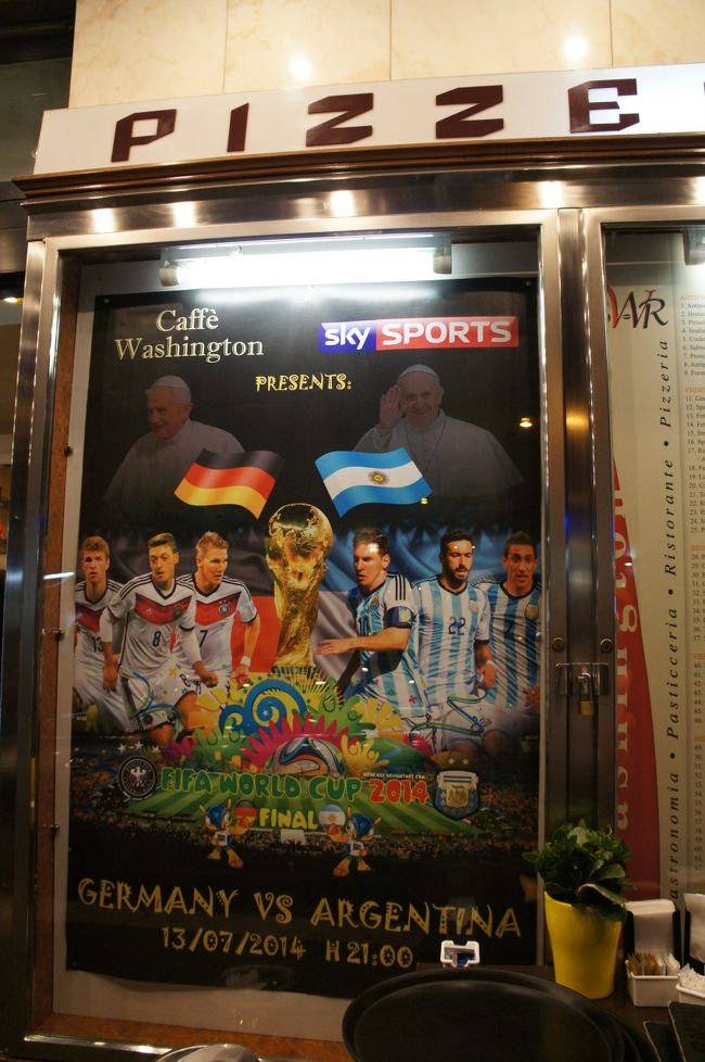 サッカーのポスターにナゼかボンヤリと法王の姿が写っているのが気になってしかたありませんでした。。