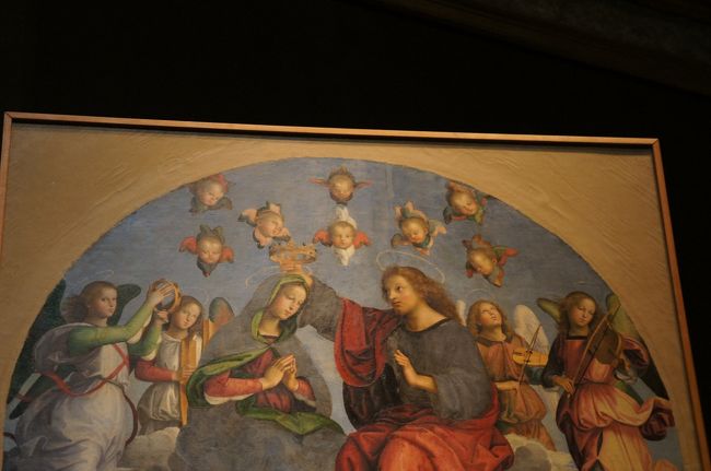 翌日は朝からヴァチカン美術館に行きます。<br />朝イチバン、9時で友人が予約を取ってくれました。<br />美術館に向かう道にはかなりの長蛇の列ができており、予約をお勧めします。<br />入ってしばらくしてからスコールもあったり、晴れてきたら炎天下なので予約して良かったと思います。<br />入場できる前に疲れてしまっては本末転倒なので、予約をお勧めします。