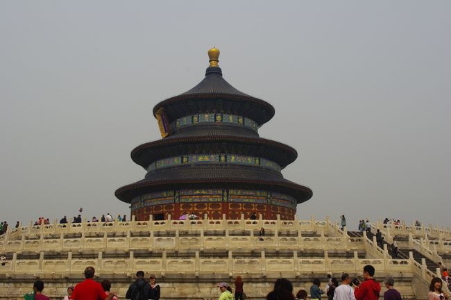 世界遺産である巨大な祭壇の天壇公園。広さは東京ドーム約６０個分だそうです。老人たちの憩の場になっていました。