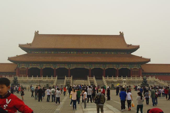 紫禁城（故宮）の正門である天安門前広場。広さと人の多さにはびっくり。
