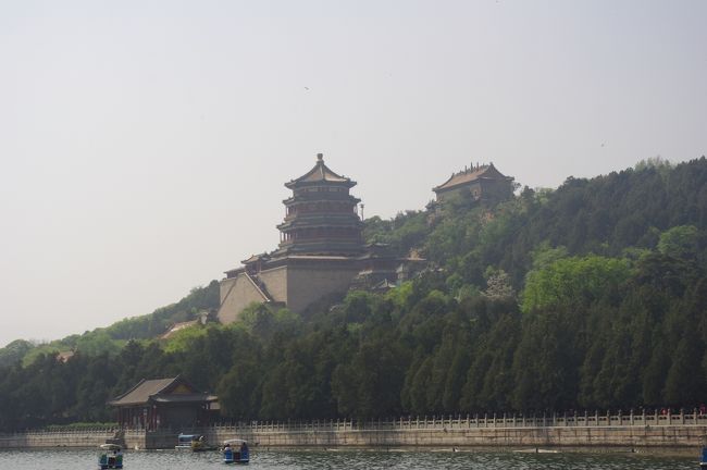 清朝皇室の庭である頤和園。建造に莫大な費用がかかったため清朝滅亡の原因となったそうです。でも大きさにはびっくり。