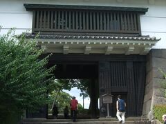 最後の階段です。
この門は常盤木門（ときわきもん）で、本丸の正面にあたりもっとも強固に造られていたとの事（パンフレットより）
