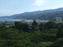 こちら先ほどアジフライを食べにいった小田原漁港方面。
頑張れば歩いてこれたかもね。ただこの暑さだからなぁ〜。