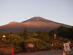 御殿場口登山道から見た富士山。天気予報では曇りだったのですが見事に晴れました。これからあの天辺まで行きます。