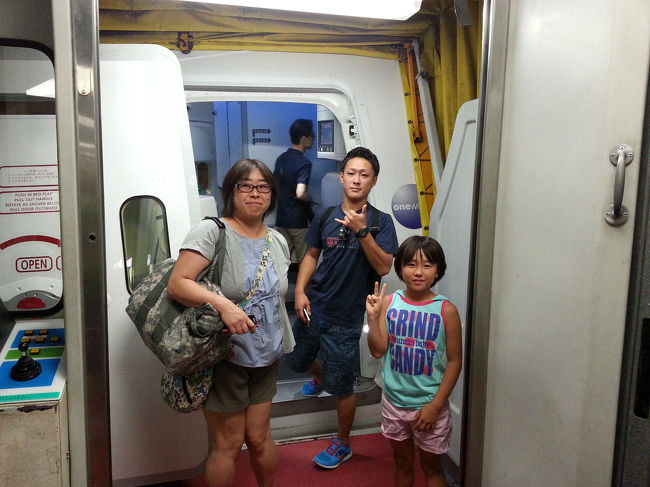 さぁー、いよいよボーディングです。<br />僕は勿論機体に触り『よろしくね！』と、飛行機ヲタクの流儀です。