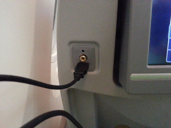 シートに着いているUSBこれは便利で、スマホ充電満タンで航空機を降りられる。