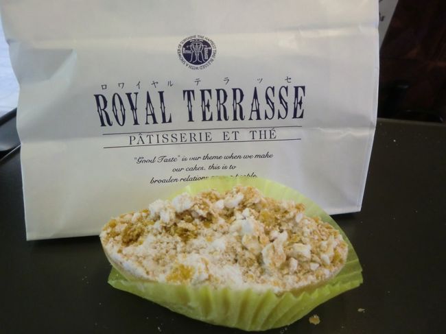 ということで、車内で食べたおやつ。<br />ロワイヤルテラッセの生パイ。季節限定のマンゴー味。<br /><br />食べるのに苦労するんだけど、これがまたおいしい。