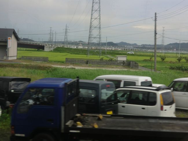 岩切駅を過ぎて、進行方向左側。<br />新幹線車両基地が遠くに見えます。