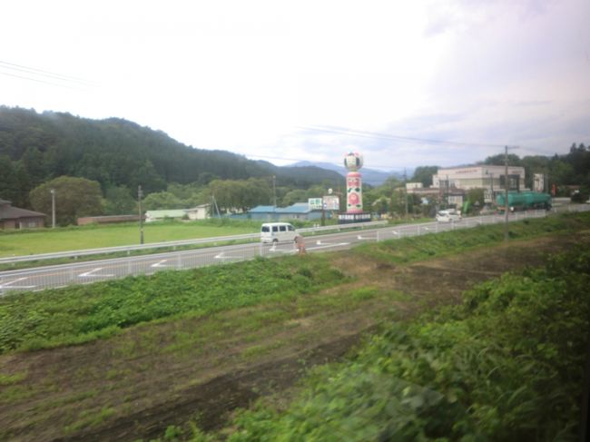 鳴子温泉郷に入ります。<br />こけしがお出迎え。