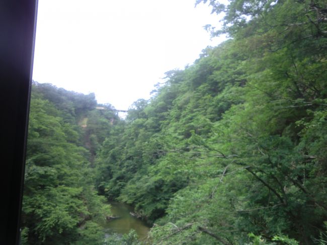 出発してトンネルを抜けると紅葉で有名な鳴子峡。<br />スピードを緩めて走ってくれます。粋なサービス！