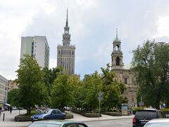 後方に見えるビルは、ワルシャワ市民から嫌われている
旧ソ連時代「スターリン」により建築・寄贈されたもの
ワルシャワのシンボルタワー（科学文化宮殿）