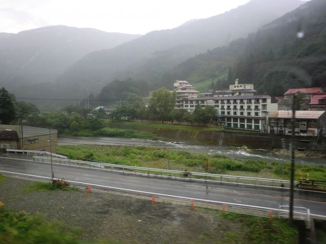 川沿いに広がります。<br />そしてあいにくの雨。