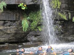 マングローブを抜けて、水落の滝に到着です。貸切で滝壺の中を泳ぎ、滝に打たれてはしゃぎまくりました。