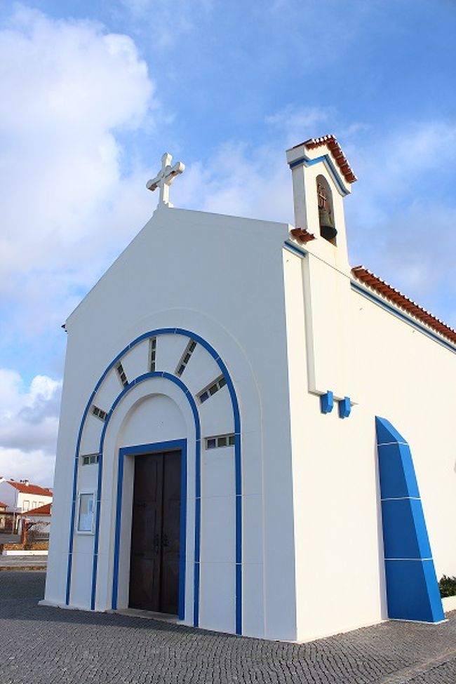 海に面して建てられている教会。