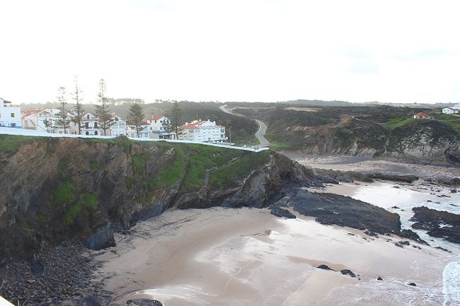 断崖の上に街があり、その下にビーチがあります。