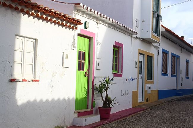 ザンブジェイラの街、可愛い色合いの家が多い。