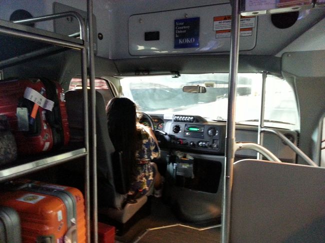 早速バスにピックアップされダラーオフィスへ移動です。<br />少し遠くなったんですよね！でも、不便は感じません。<br />このバスに乗るといつも思うんですが、FMガンガンかけて仕事楽しんでるなーって！<br />日本じゃ考えられないね。<br />クーラーも効いてるし最高だよ！\(^o^)／