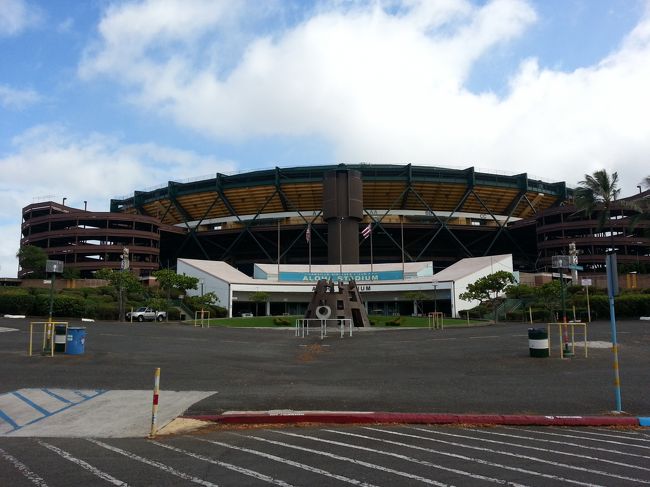 そして、時間もまだ9:00am前だし行ってきました。<br />ジャーン！アロハスタジアム。<br />何年ぶりでしょうか？でも、相変わらず賑わっていました。<br />チビはママに着るもの買ってもらって着いて早々大喜びでした。(^o^)