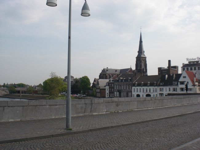 マース川にかかる聖セルファース橋を渡ります。