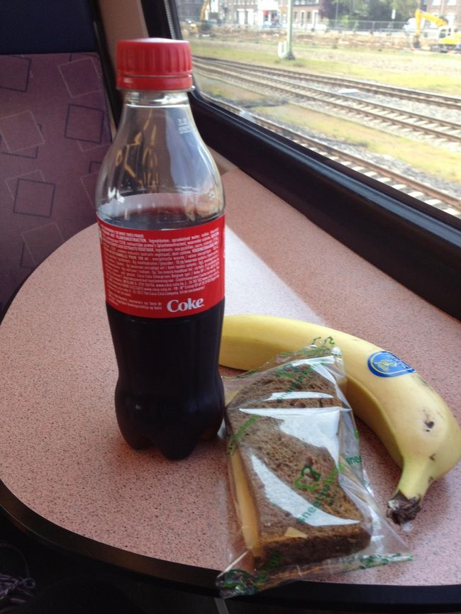 列車でユトレヒトを目指します。<br /><br />とにかく何か食べないと。空腹で行き倒れてしまいそうだったので、駅の売店でサンドイッチとバナナを買って列車の中で食べます。